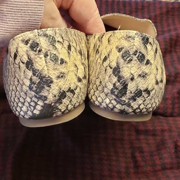 ■■SOLD■■STEVE MADDEN FEATHER SNAKESKIN FLATS - Picture 4 of 9